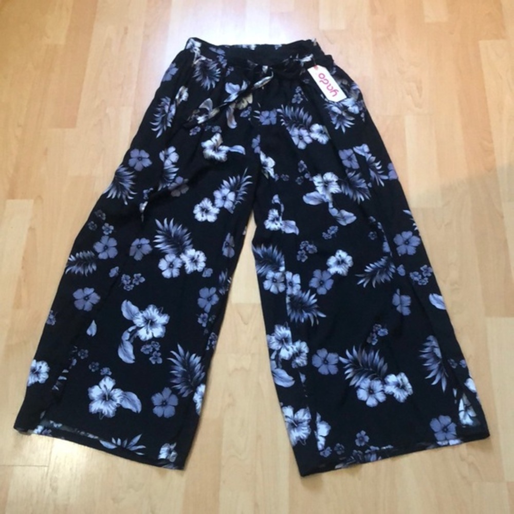 Wide legged pants with side opening‎